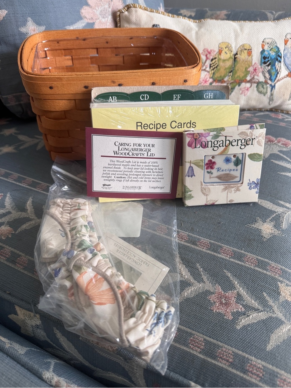 Longaberger Woven Basket with Floral garter - Recipe Cards - plastic liner - lid